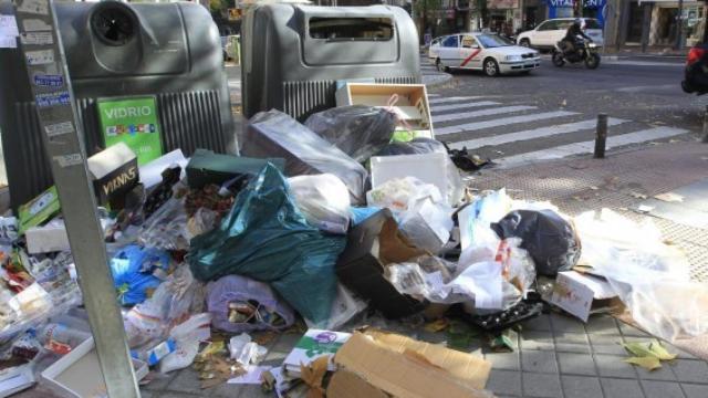 Basuras amontonadas en dos contenedores de Madrid.