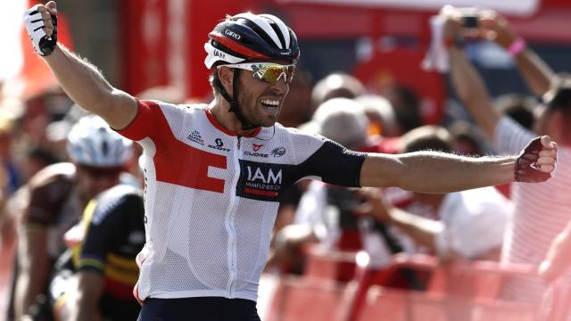 Jonas Van Genechten celebra la victoria en el sprint.