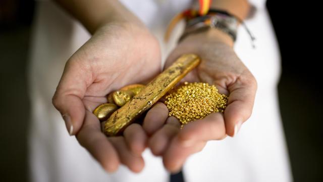 Piezas recuperadas a un lado. Al otro, las piedrecitas sin trabajar.