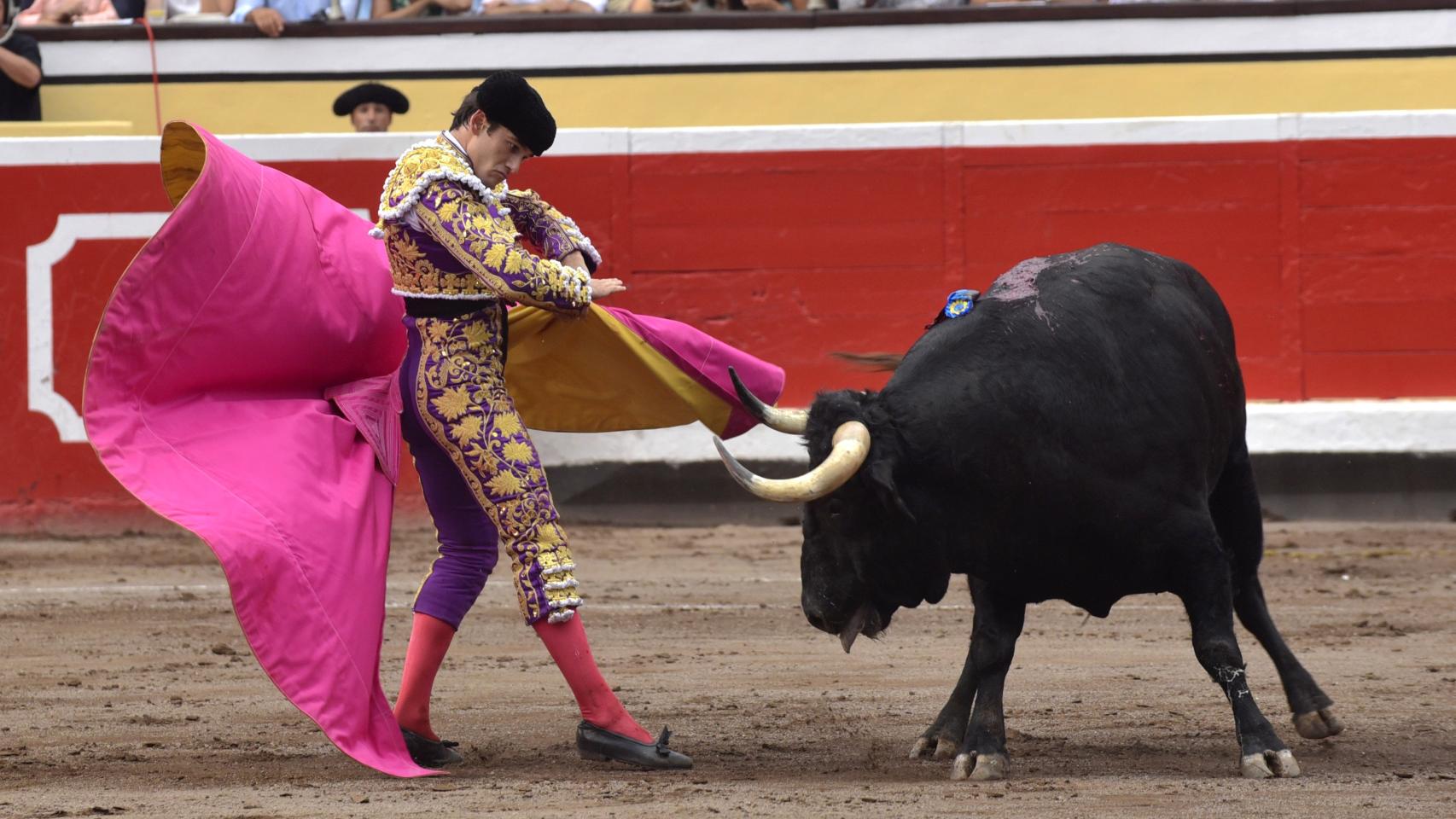 El diestro José Manuel Garrido da un pase a su segundo toro en la séptima corrida en Bilbao.