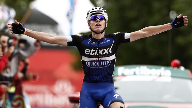 David De La Cruz levanta los brazos celebrando su triunfo de etapa.