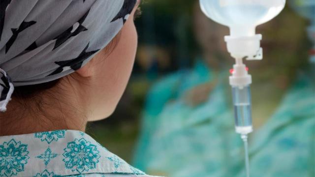 Una paciente recibe quimioterapia.