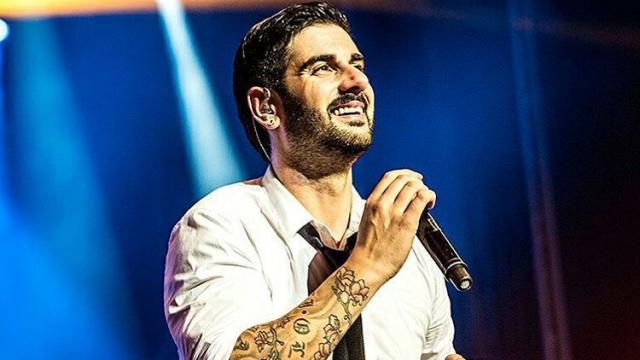 EL cantante asturiano durante una actuación