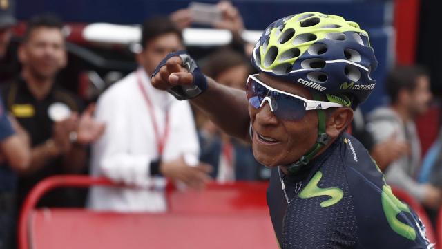 Nairo Quintana levanta el puño al cruzar la línea de meta.