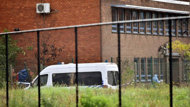 Un vehículo cargó contra el edificio incendiado.