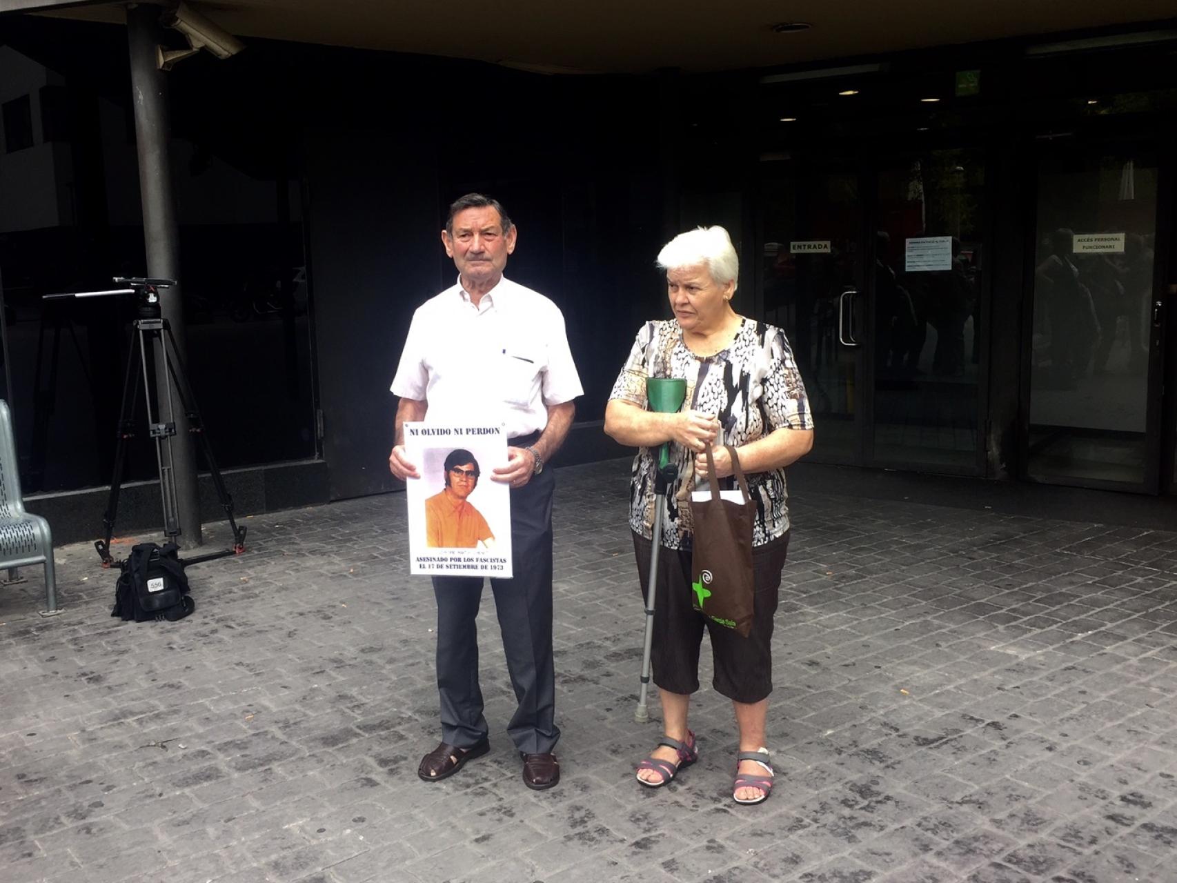 Antonio Martos y su mujer, este martes al salir de los juzgados