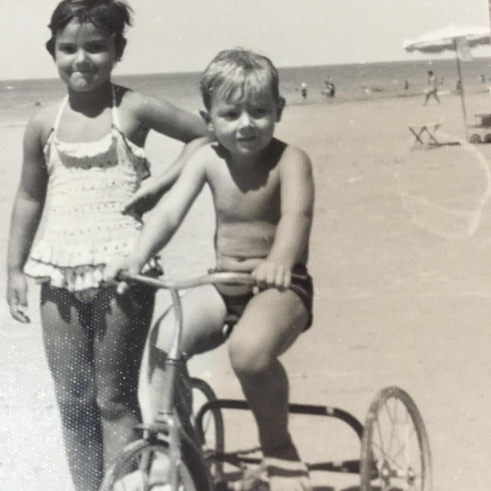 El cantante con su hermana Araceli cuando tenía 6 años