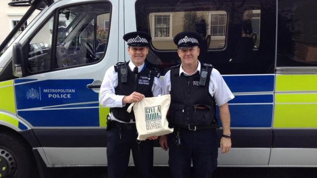 El agente Steve Whitmore junto con otro compañero y los libros de la iniciativa.