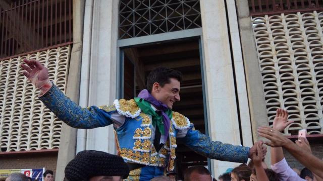 Paco Ureña saliendo por la puerta grande.