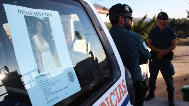 Cartel de Diana Quer en uno de los coches de Protección Civil desplegados en el operativo.
