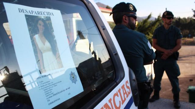 Cartel de Diana Quer en uno de los coches de Protección Civil desplegados en el operativo del pasado mes de agosto, en 2016.