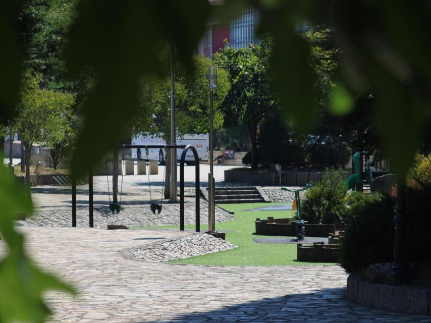 Parque en el que se reúnen los jóvenes en las fiestas de A Pobra.