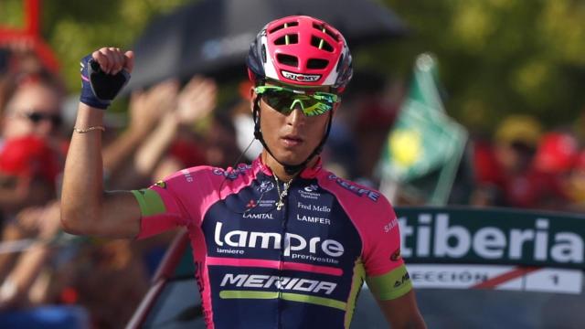 Conti levanta el brazo al cruzar la línea de meta.