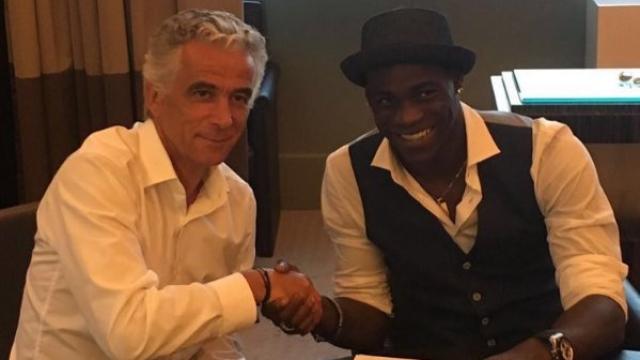 Balotelli, en la firma con el presidente del Niza.