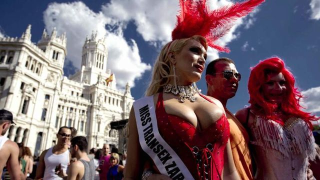 Dos mujeres transexuales, en la Plaza de Cibeles durante el Orgullo Gay en Madrid.