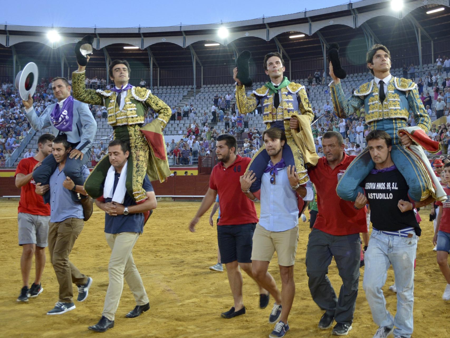 Perera, del Álamo y Castella salen por la puerta grande junto al mayoral.