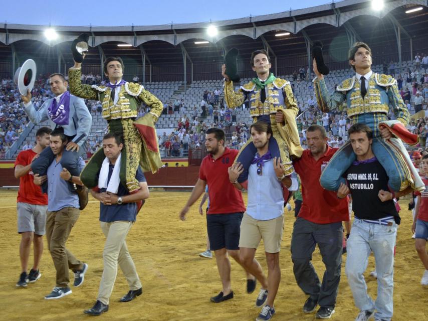 Perera, del Álamo y Castella salen por la puerta grande junto al mayoral.