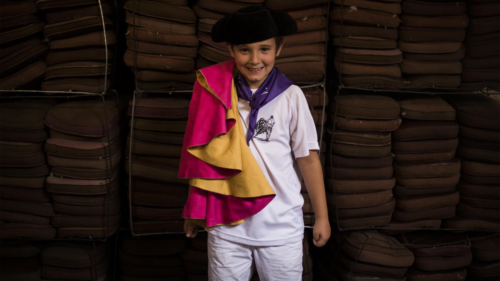 Niño preparado para homenajear a Víctor Barrio. / Pablo Cobos