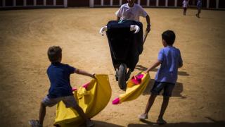 Niños toreando. /Pablo Cobos
