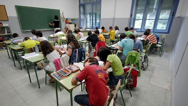 Estudiantes en una clase durante su jornada escolar