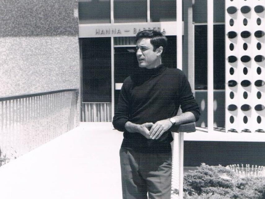 Carlos Alfonso en la puerta de los estudios de Hanna Barbera.