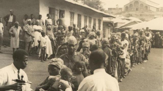 Campaña de vacunación de la viruela en África.