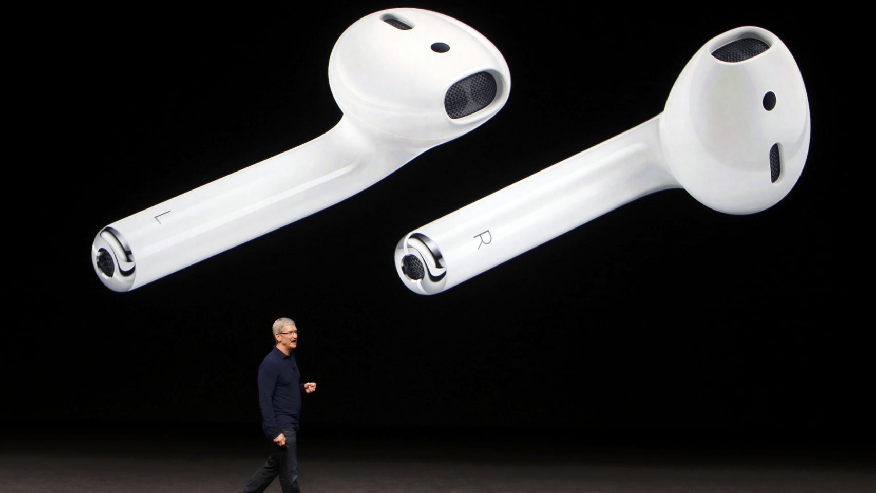 Los AirPods, auriculares inalámbricos, con micrófono y que permiten incluso hablar con Siri.