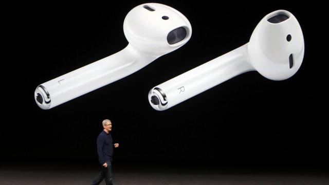 Los AirPods, auriculares inalámbricos, con micrófono y que permiten incluso hablar con Siri.