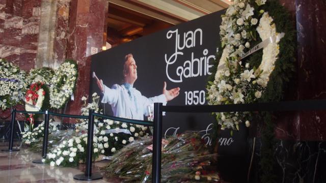 Entrada de la capilla ardiente de Juan Gabriel en el Círculo de Bellas Artes de México
