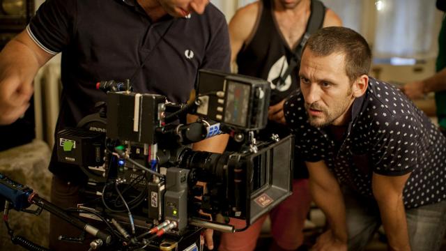 Raúl Arévalo en pleno rodaje de Tarde para la ira.