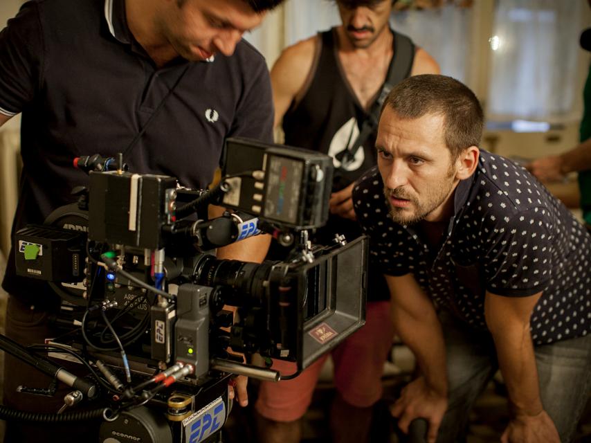 Raúl Arévalo en pleno rodaje de Tarde para la ira.