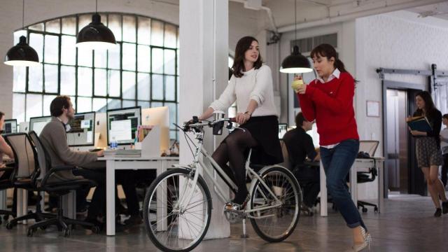 Escena de la película El Becario.