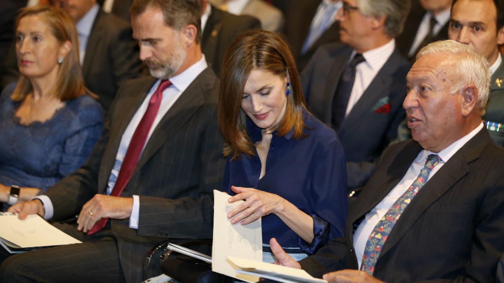 La reina reaparece en el centenario de Cela