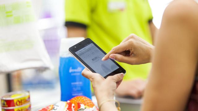 Un usuario disfruta de la aplicación Twuypcash.