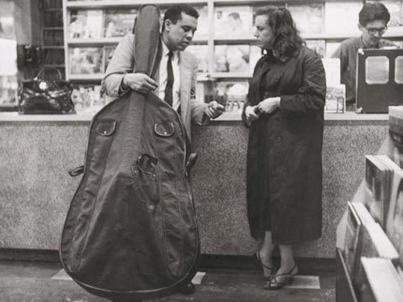 Pannonica Rothschild, más conocida como Nika, con el contrabajista Charles Mingus.