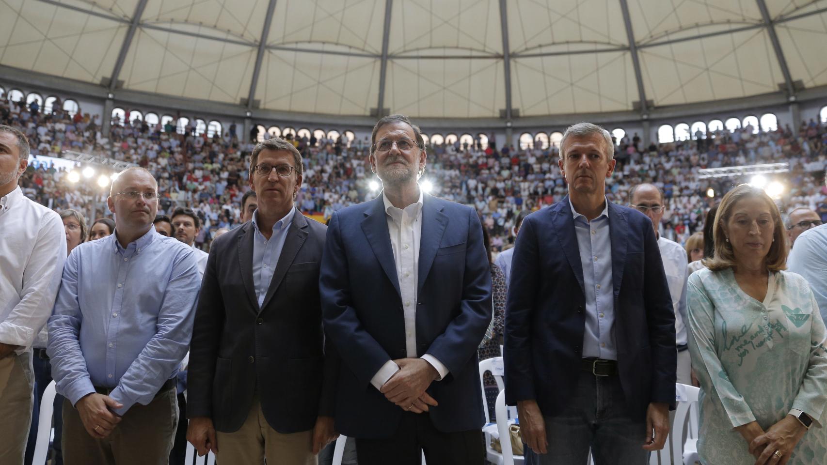 Alberto Núñez Feijóo, Mariano Rajoy, Alfonso Rueda, Ana Pastor y la plana mayor del PP gallego en el mitin de inicio de campaña en el año 2016.