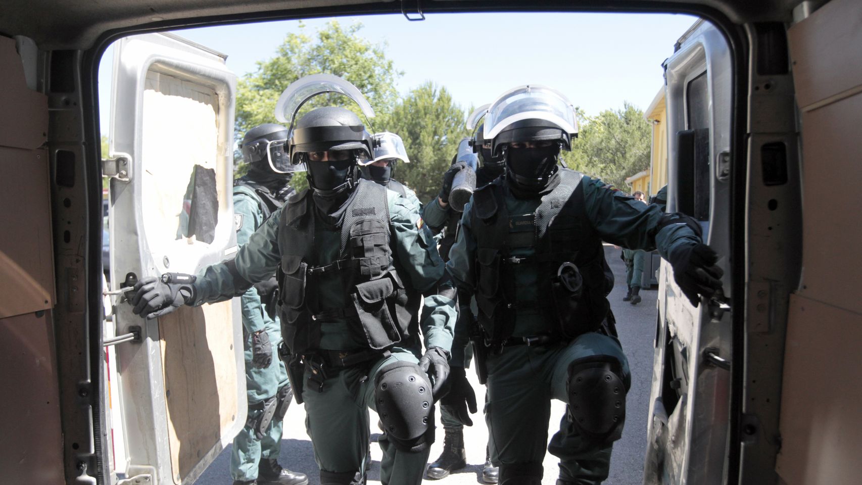 Los agentes de la USECIC durante el traslado a una intervención