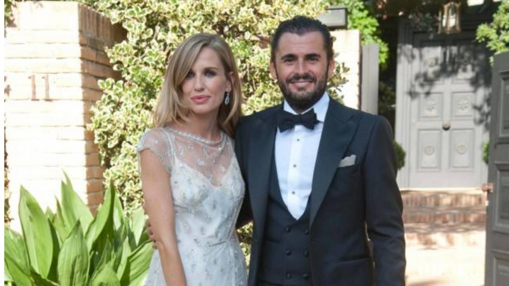 Carola y Emiliano saludan a la prensa durante la celebración