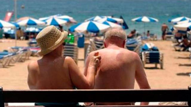 Dos personas disfrutando de un viaje del Imserso.