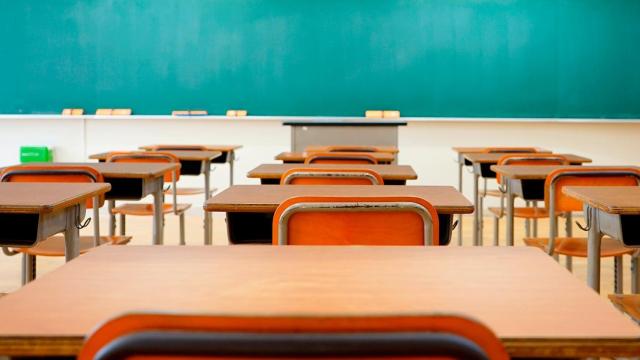 Una clase de instituto vacía.