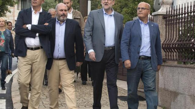 Mariano Rajoy (2d), junto al presidente de la Diputación de Ourense, Manuel Baltar (d).