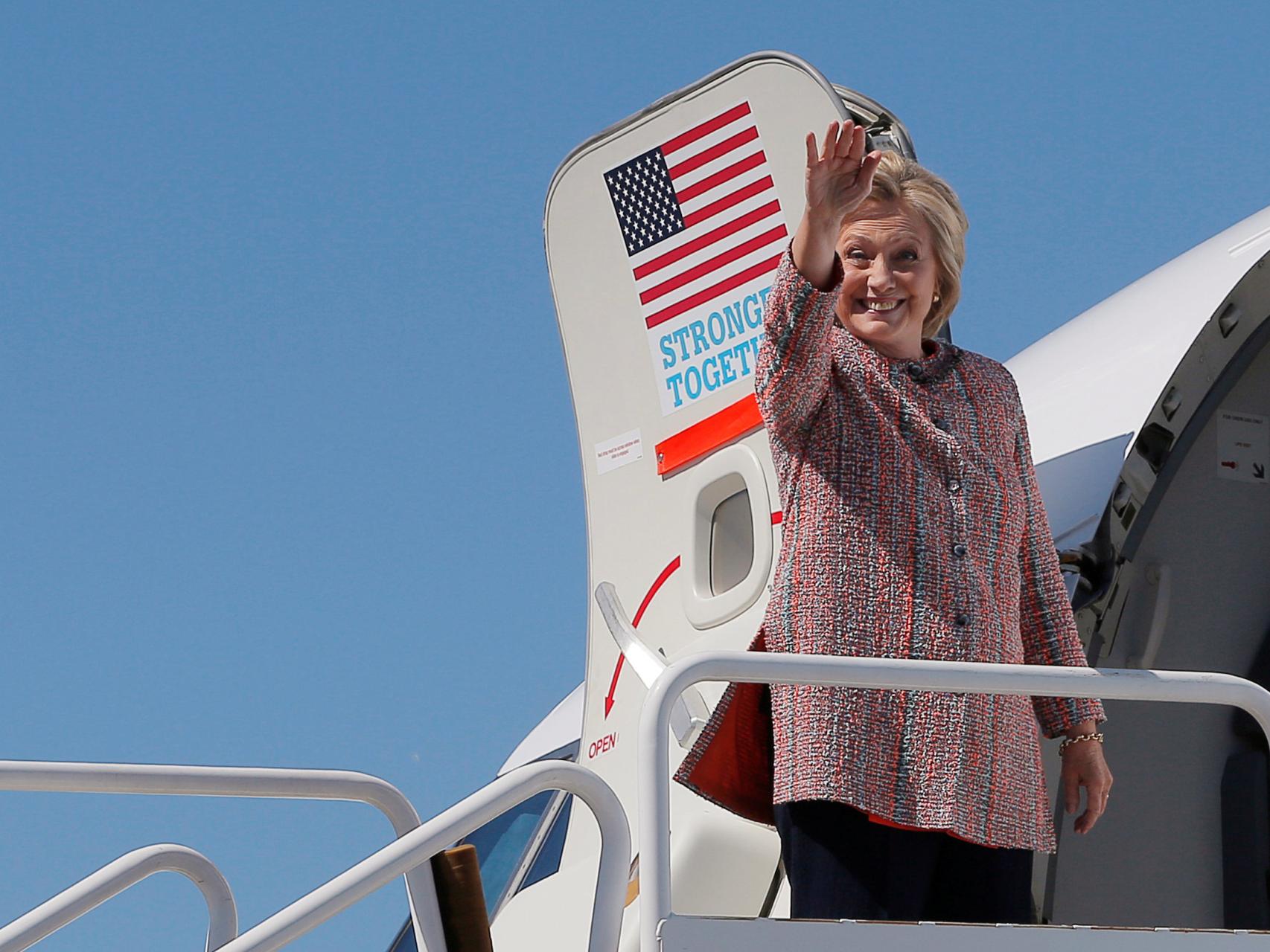 Clinton se monta en su avión de campaña.