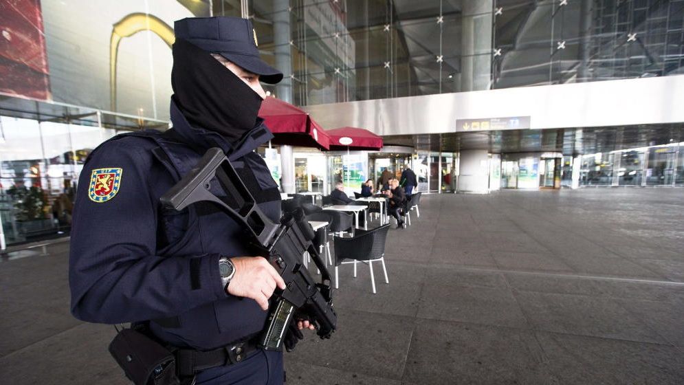 Un agente del Cuerpo Nacional de Policía en labores de vigilancia en una de las terminales del aeropuerto de Málaga.