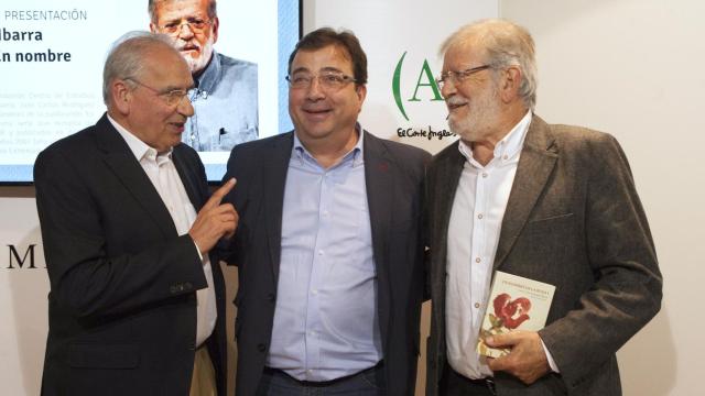 El presidente de Extremadura, Fernández Vara (centro), acompañado por Ibarra (d) y Alfonso Guerra (i).