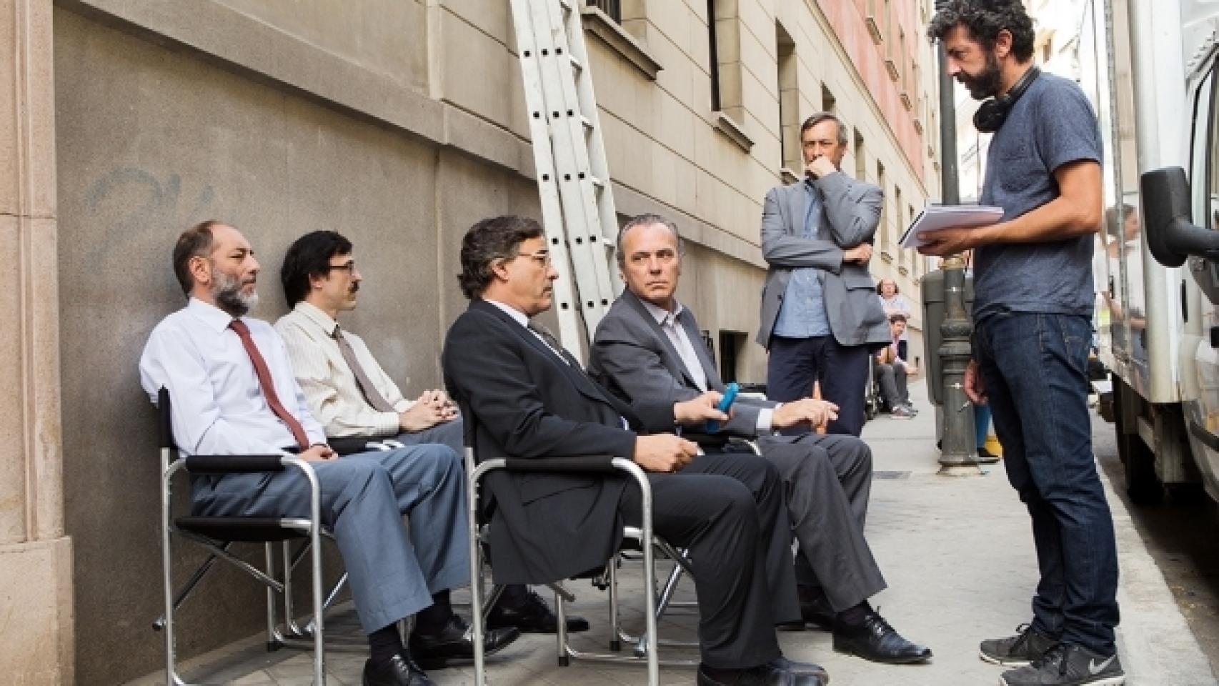 Alberto Rodríguez da indicaciones durante el rodaje de El hombre de las mil caras.