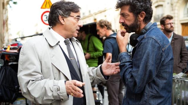 Rodríguez da indicaciones a Eduard Fernández durante el rodaje.