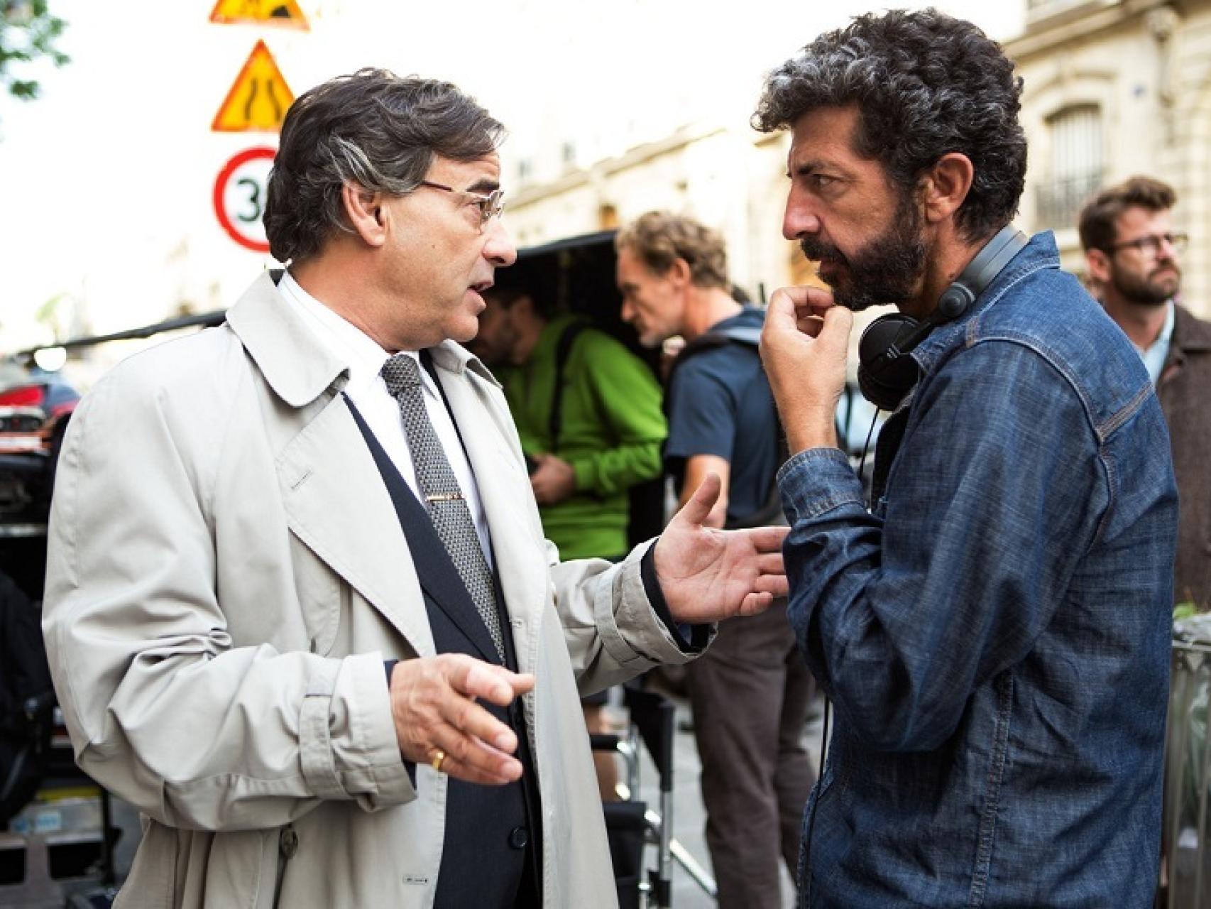 Rodríguez da indicaciones a Eduard Fernández durante el rodaje.