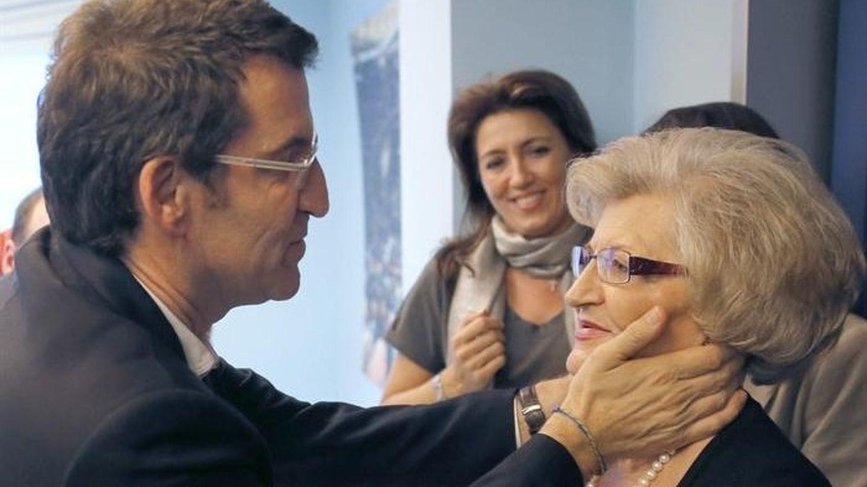 Núñez Feijóo junto a su madre, 'la Sira'.