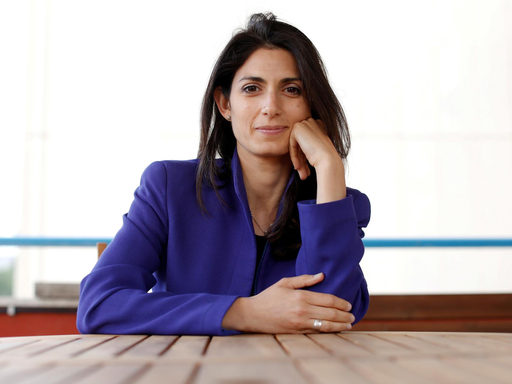 Virginia Raggi dirige Roma desde hace seis meses.