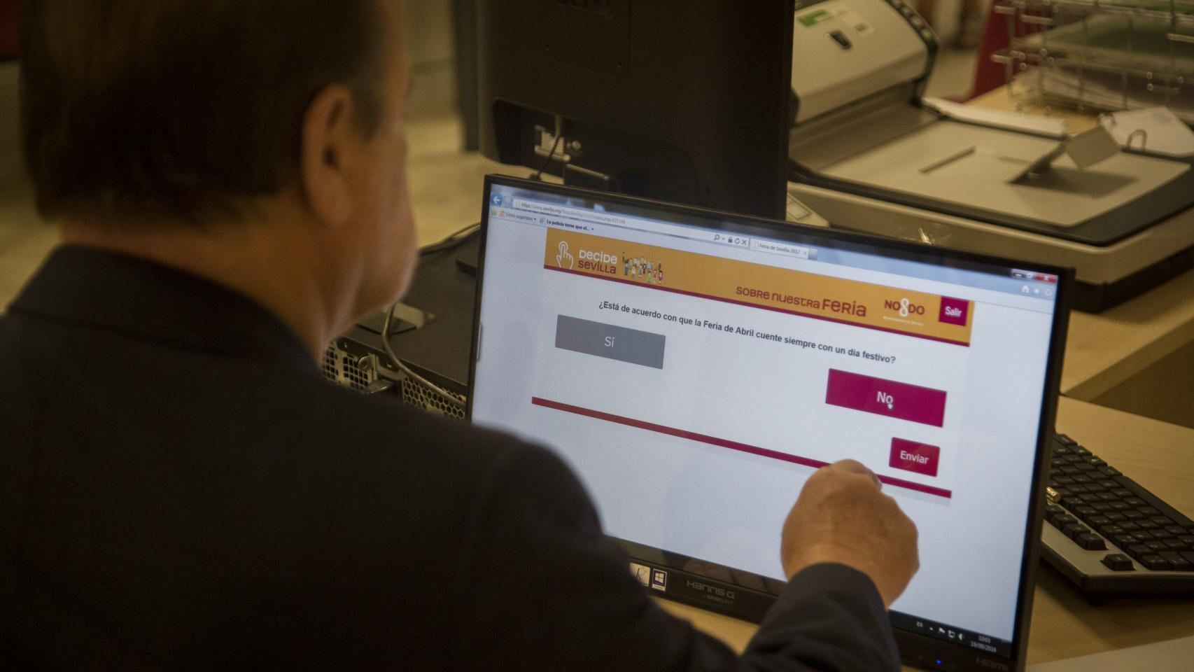 José Manuel de Cárdenas, uno de los sevillanos que ha ejercido su derecho al voto durante la consulta sobre adelantar el comienzo de la Feria de Abril.